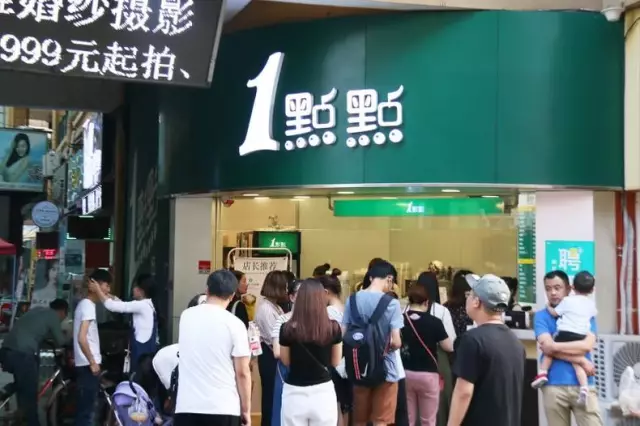 揭秘网红奶茶成功秘诀：一点点为何这么多人排队？